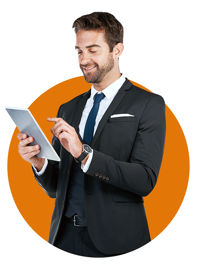 geschaeftsmann-im-anzug-mit-tablet-vor-orangem-hintergrundkreis