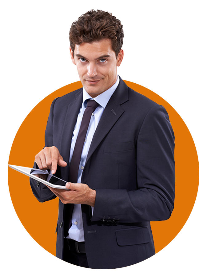 geschaeftsmann-im-anzug-mit-tablet-und-orangem-hintergrundkreis
